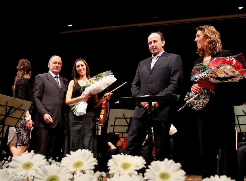 I Presidenti della Regione e del Celva insieme al direttore d'orchestra, Stéphanie Praduroux, e al violino solista, Monica Spatari