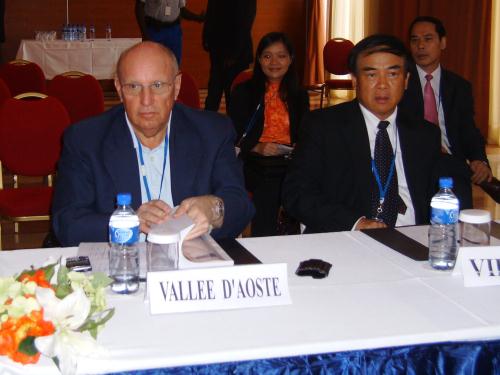 Il Presidente del Consiglio Alberto Cerise accanto al collega vietnamita