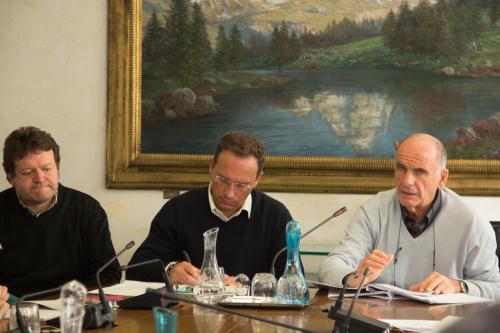 Da sinistra: il coordinatore del Dipartimento bilancio, finanze e patrimonio, Peter Bieler, l'Assessore Ego Perron e il Presidente Augusto Rollandin