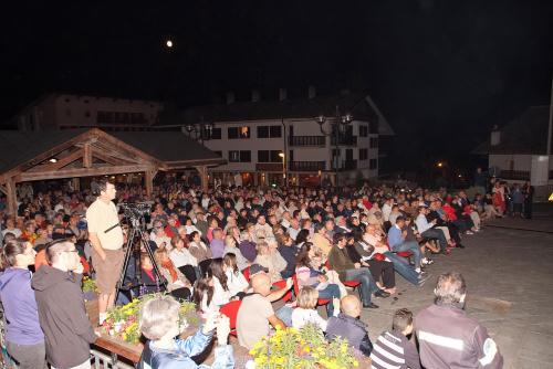 Il pubblico presente nella piazzetta di Torgnon durante il concerto