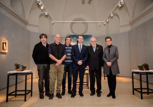 L'Ufficio di Presidenza del Consiglio Valle insieme all'artista Ernest Altés e al curatore della mostra Eduard Fornés