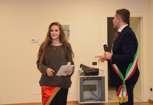 La consegna del diploma di maturità ad una delle giovani maggiorenni del Comune, Sara Philippot