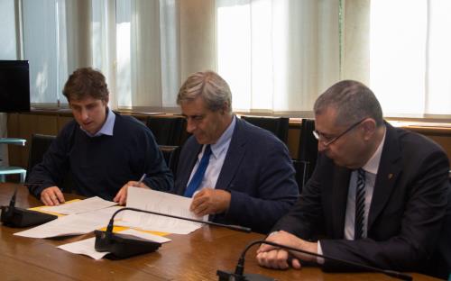 Firma dell'accordo (da sinistra il Sindaco di Courmayeur, Stefano Miserocchi, il Presidente del Consiglio regionale, Antonio Fosson, il Difensore civico, Enrico Formento Dojot)