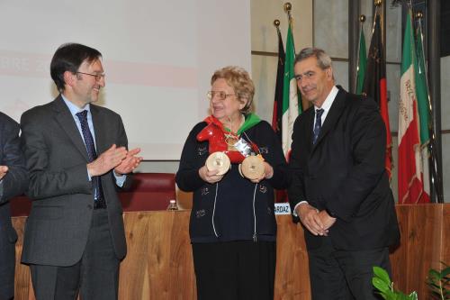 Omaggio da parte del Presidente del Consiglio regionale, Antonio Fosson assieme al Presidente ANPI Valle d'Aosta, Nedo Vinzio, alla Presidente nazionale ANPI, Carla Nespolo
