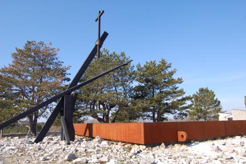 Foiba di Basovizza: la grande croce innalzata in ricordo delle vittime della violenza titina