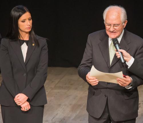 Il Presidente della Giuria del Premio, Luigino Vallet, legge le motivazioni che hanno determinato l'attribuzione del riconoscimento