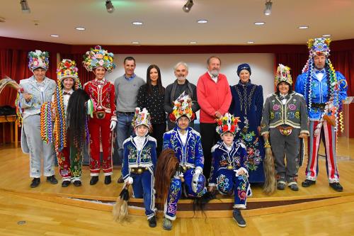 Foto di gruppo con i costumi carnevaleschi della tradizione 