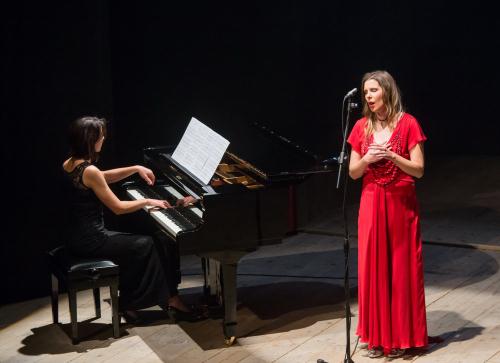 L'esibizione di una delle cantanti dell'Istituto musicale della Valle d'Aoste accompagnata dalla pianista Viviana Zanardo