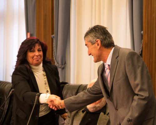 Stretta di mano fra le fila dell'opposizione in Consiglio: Carmela Fontana (Capogruppo PD) e Livio Perron (Consigliere Alpe)