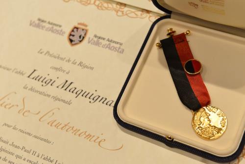 L'onorificenza di Chevalier de l'Autonomie a Don Maquignaz Luigi
