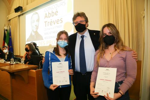 Aurora Ferrando e Alice Verduci, primo premio ex aequo del Concorso con Aurelio Marguerettaz,  Vicepresidente del Consiglio Valle