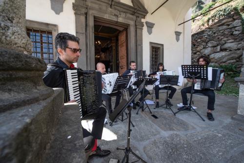 16.04.2022 - Ensemble di fisarmoniche del Conservatoire de la Vallée d'Aoste al Santuario Madonna della Guardia di Perloz
