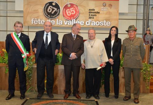 I nuovi Amis de la Vallée e Chevaliers de l'Autonomie insieme ai Presidenti del Consiglio, della Regione e del CPEL
