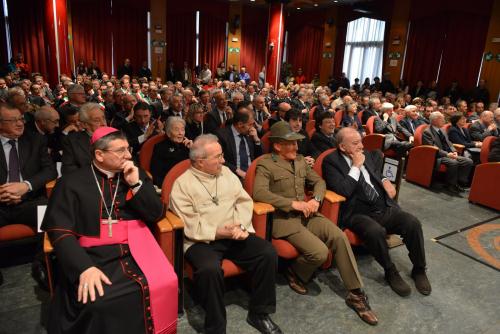 Il folto pubblico presente in sala. In prima fila: Monsignor Franco Lovignana