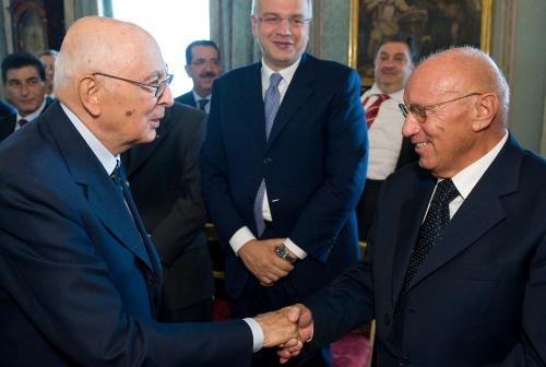 Il Presidente della Repubblica stringe la mano al Presidente Alberto Cerise. 