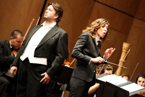 Il giovane direttore d'orchestra Stéphanie Praduroux e il baritono Federico Longhi