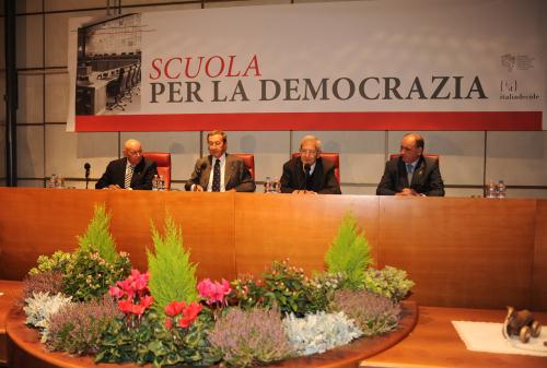 La lectio magistralis dell'on. Gianfranco Fini sul tema "Le ragioni dellaltro". L'incontro è stato organizzato nell'ambito del progetto "Scuola per la Democrazia"