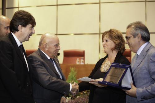 Il Presidente del Consiglio consegna il premio alla rappresentante del gruppo della LILT, Egle Barocco