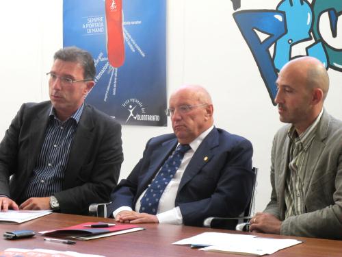 Il Presidente del Consiglio Alberto Cerise insieme all'Assessore alla sanità Albert Lanièce (a sinistra) e al Presidente del CSV Andrea Borney (a destra)