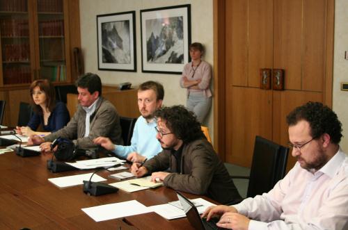 I giornalisti nella sala riunioni delle commissioni