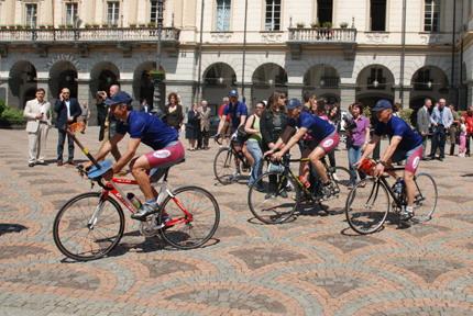 Piazza Emile Chanoux, la partenza dei ciclisti alla volta di Palermo
