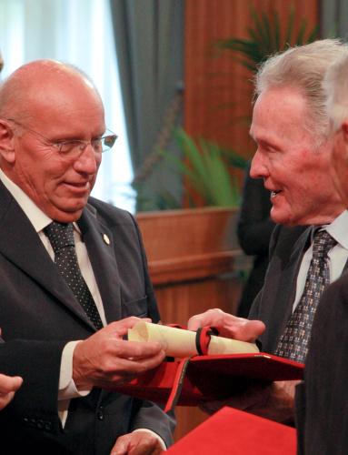 Il Presidente Cerise omaggia l'ex Consigliere Valleise con un dono