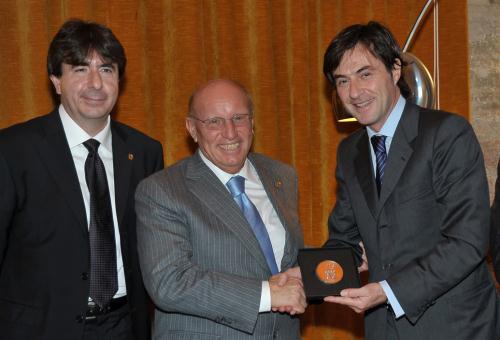 Il Presidente dell'Assemblea siciliana, Francesco Cascio, omaggia il Presidente Alberto Cerise con un dono