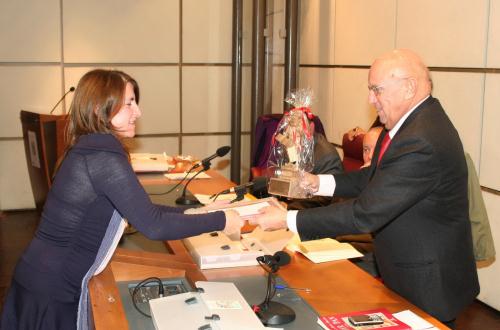 Il Presidente del Consiglio consegna il premio alla prima classificata, Rosalia De Matteis