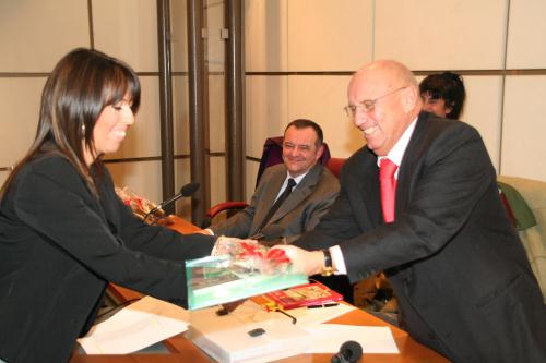Il Presidente Alberto Cerise consegna uno dei premi