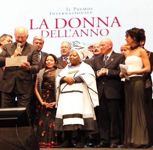 Luigino Vallet, Presidente della giuria del pemio e Presidente della Fondazione Comunitaria Valle dAosta, legge le motivazioni che hanno portato alla scelta delle due donne dell'anno 2011