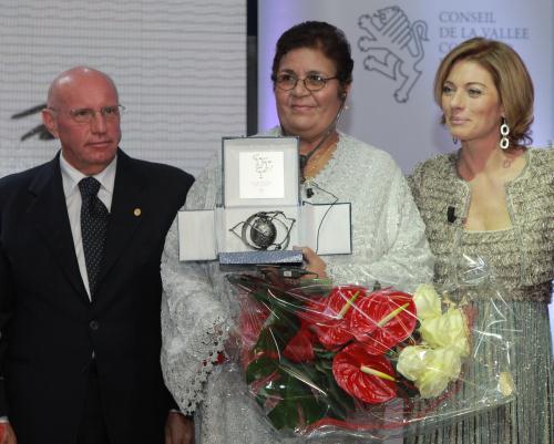 La consegna del premio alla seconda classificata, la marocchina Aicha Ech-Channa