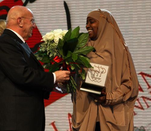 Il Presidente del Consiglio, Alberto Cerise, consegna il Premio a Asha Omar, Donna dell'anno 2008