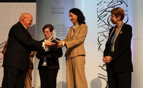Farian Sabahi ritira il premio per Esha Momeni, che opera in difesa dei diritti delle donne iraniane