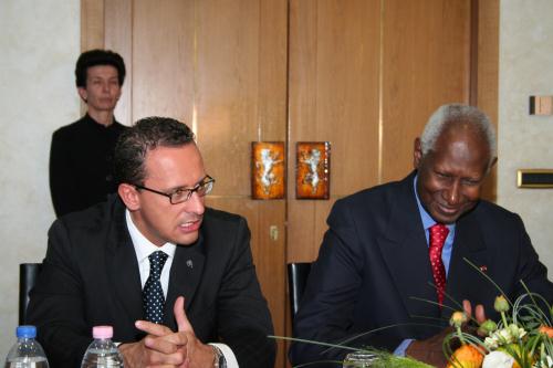 Il Presidente del Consiglio, Ego Perron, accanto al Segretario generale della Francofonia, Abdou Diouf