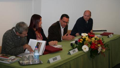 Un momento della presentazione. Il Presidente Perron con Christiane Dunoyer e con Ivan Goyet (a destra) e Ivan Munier (a sinistra) che hanno contribuito alla stesura del volume
