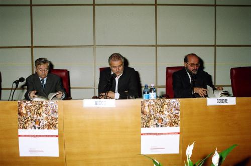 I redattori del libro, Joseph-César Perrin (a sinistra) e Ezio Gerbore (a destra), insieme al Vicepresidente del Consiglio regionale e storico, Roberto Nicco

