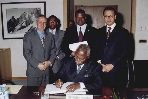 Il Presidente Nzouba Ndam firma il libro d'oro del Consiglio