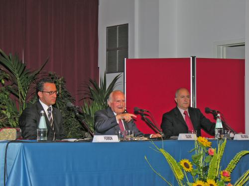 Un momento dell'evento. Da sinistra: i Presidenti Perron e Scalfaro e il giornalista Dell'Aquila