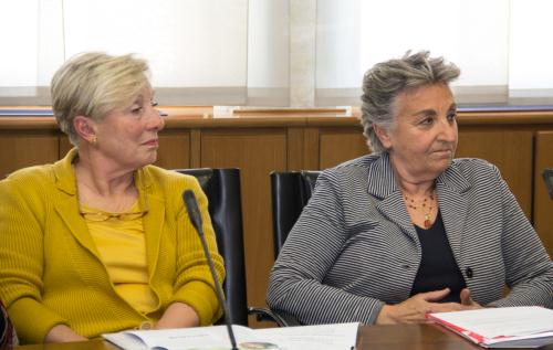 Maria Paola Battistini Varda, rappresentante del Soroptimist Valle d'Aosta, (a sinistra) e Camilla Beria di Argentine, Presidente della giuria del Premio, (a destra)