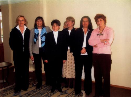 La Consigliera Adriana Viérin (prima da sinistra) insieme alla deputata Leyla Zana, Donna dell'anno 1998 (terza da sinistra)