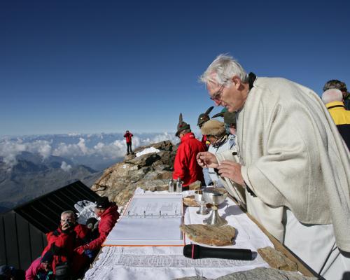 La celebrazione della messa in vetta da parte del Vescono di Aosta, Monsignor Giuseppe Anfossi