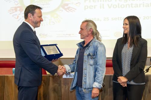 Prix remis à l'organisation de bénévolat Miripiglio pour le projet "Azzardo basta...rdo", au Président de l'association Bruno Trentin par le Vice-président du Conseil de la Vallée, Luca Distort