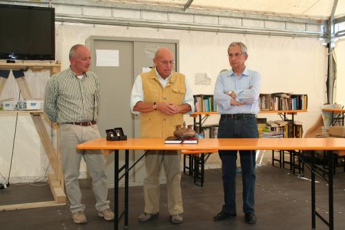 Le Président du Conseil de la Vallée, Alberto Cerise (au centre), avec le Maire de Lucoli, Luciano Giannone (à droite), et au Vice-Maire, Valter Chiappino (à gauche)