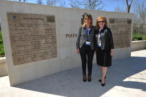 La Conseillère Chantal Certan avec la Présidente de la section roumaine de l'APF, la deputée Sanda-Maria Ardeleanu dans la Place de la Francophonie à Bucarest