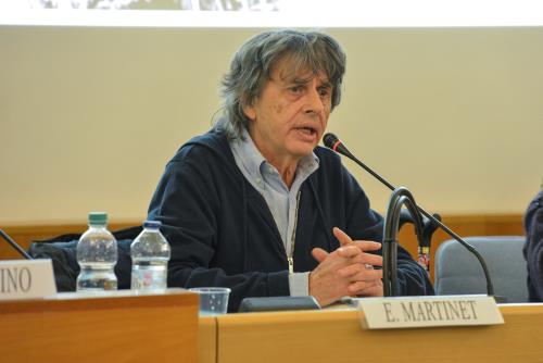 Le modérateur, le journaliste Enrico Martinet