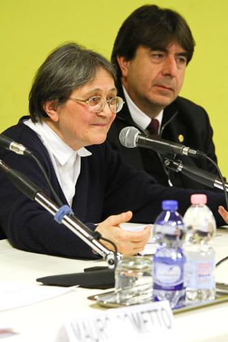 L'intervention de Surs Nicoletta Danna, promotrice de l'activité et de la Mission "Casa Speranza". A droite, le Vice-président du Conseil André Lanièce