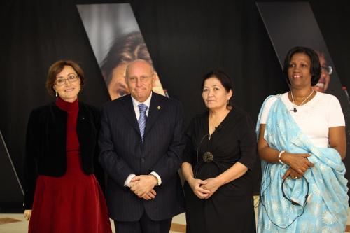 Le Président du Conseil de la Vallée avec les trois finalistes. A partir de gauche: Adriana Gullotta, Bibisara Oripova et Spès Nihangaza