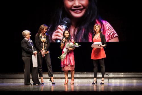 La remise du prix à la cambodgienne Mak Ravieng 