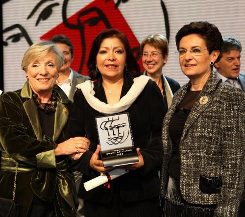 La remise du prix Soroptimist Club Vallée d'Aoste à la mexicaine Rosaura Cruz de Gante, première femme à diriger le "Club Primera Plana", une association pour la presse libre
