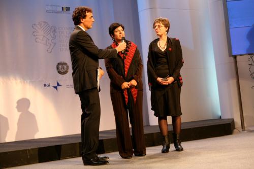 Le présentateur Massimo Giletti avec Nayla Ayesh et Lily Traubmann